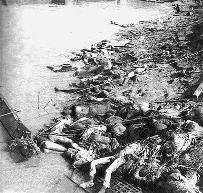 在下关江边拍摄的被日军屠杀的中国军民尸体日本海军舰船戕害中国