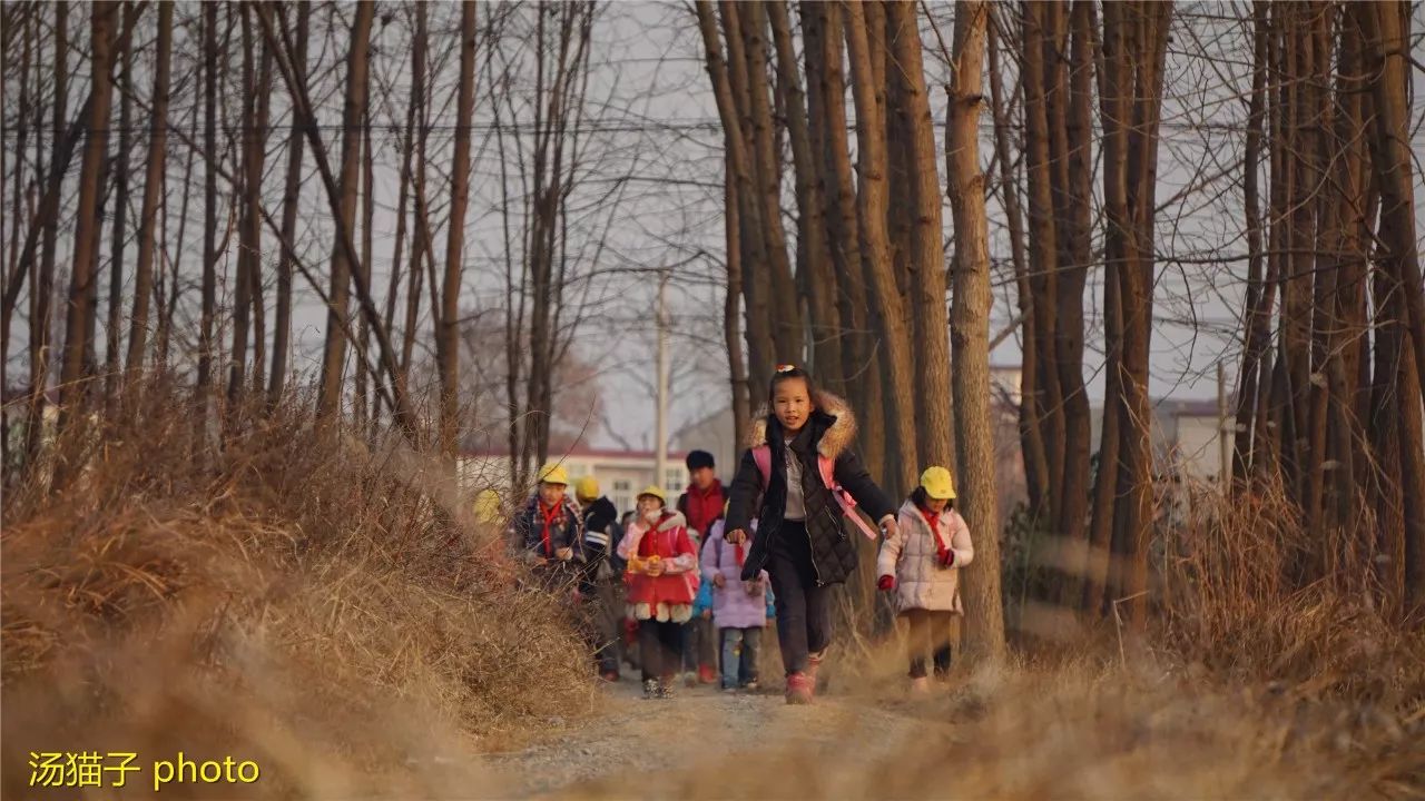 一组含山农村小孩子放学路上的照片.