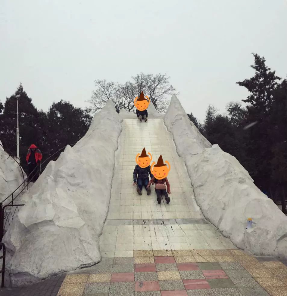 就固定那么几个地方,比如陶然亭公园的大雪山,北京游乐园的旋转木马和