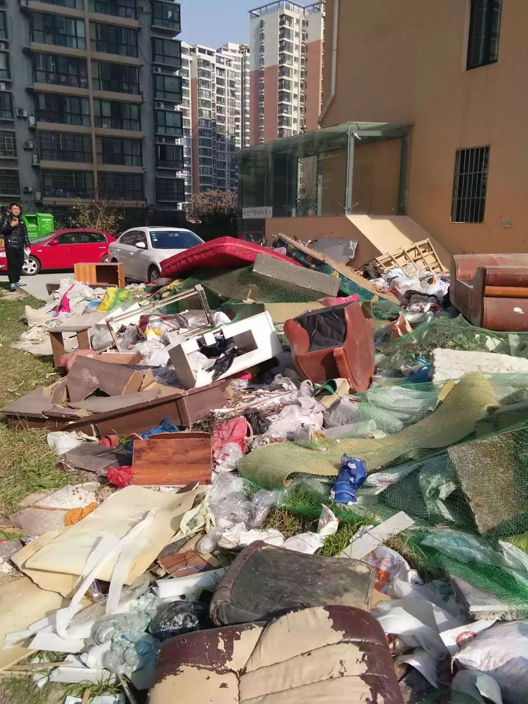 小区建筑垃圾成堆 居民心中添堵 浐灞生态区居住环境
