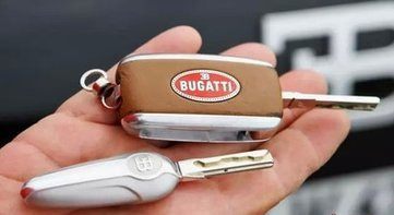 这是布加迪的车钥匙,虽然看起来比较简单,但是其材质可是十分的昂贵