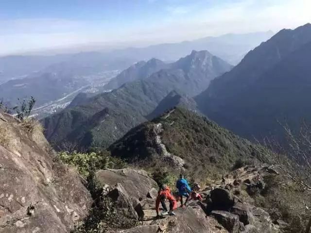 从西至东依次排开,分别是雁湖大尖,凌云尖,百岗尖,乌岩尖