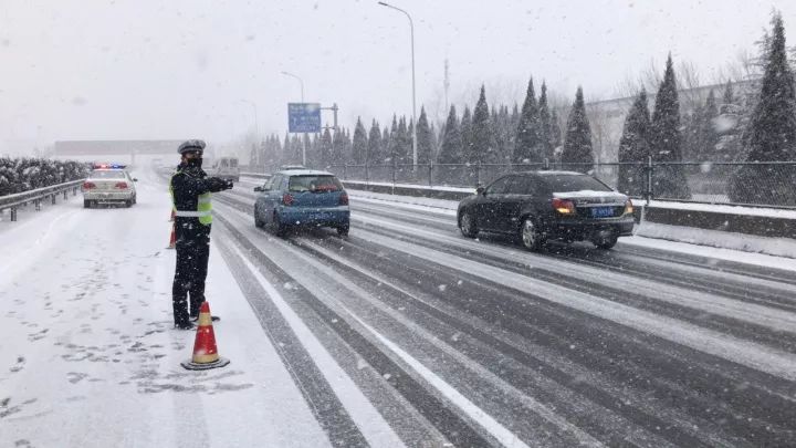 雪天出行,司机除了观察行车路况,合理规划出行路线之外.