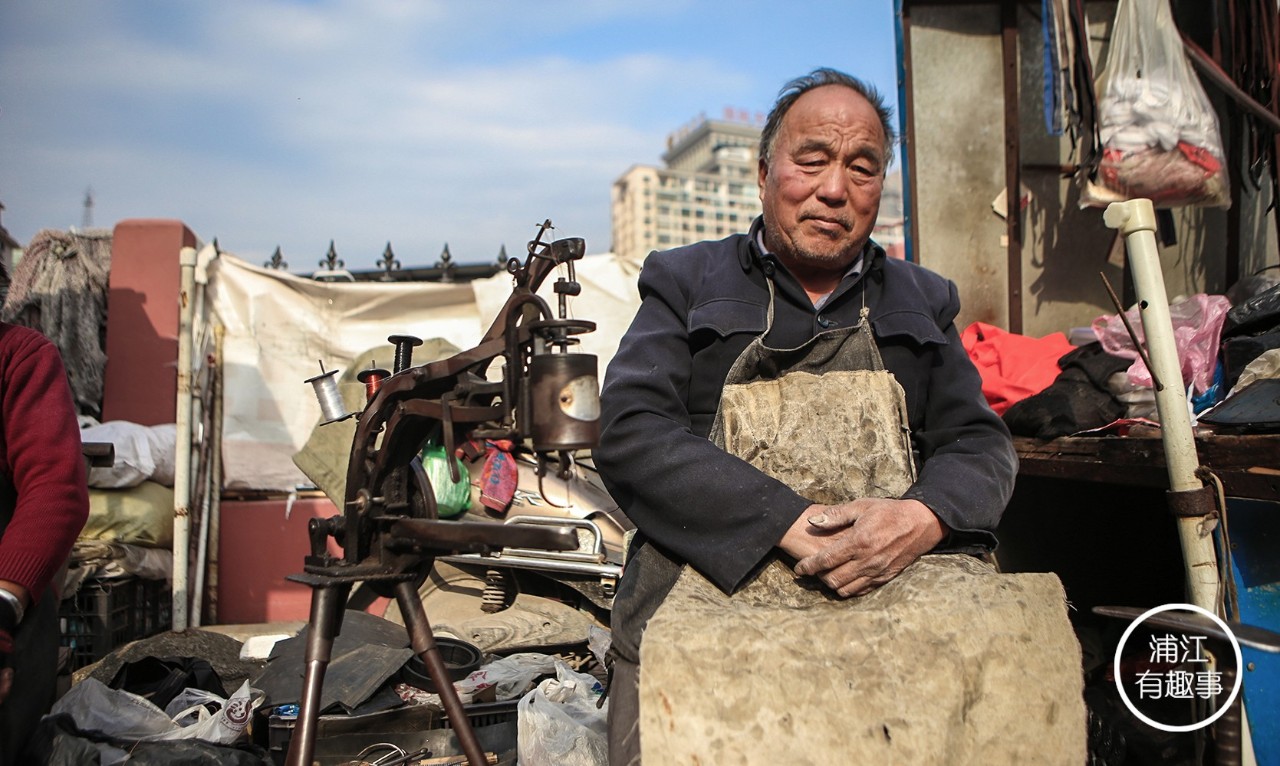 缝缝补补20年如一日!浦江闹市街头的这位修鞋匠,你还在光顾吗?