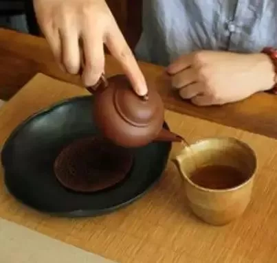 提壶倒茶的手势