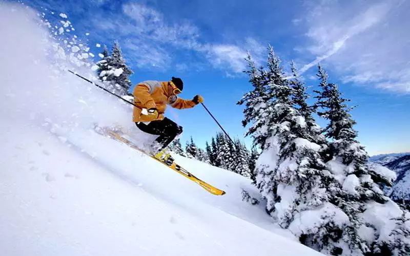 冰雪人口_2021冰雪产业报告 冰雪人口骤降 旅游成新增长点(2)