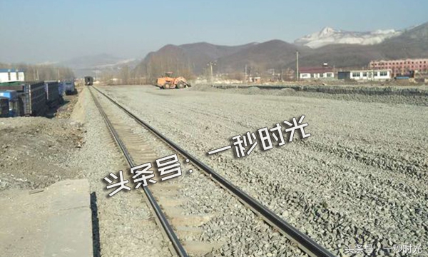 图中的庄岫铁路于2011年年底建成,至今已6年,一直未通车,老百姓们一直