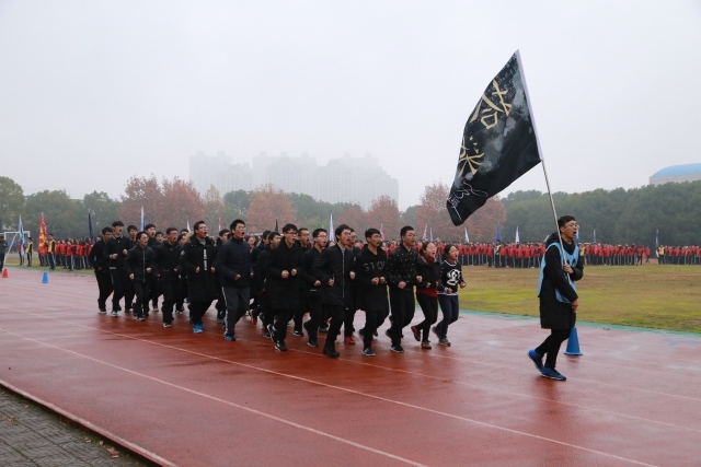 东阳中学跑操比赛:在细雨中奔跑,在奔跑中呐喊,向卓越再挺进