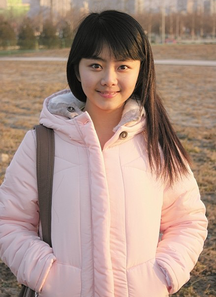 谭松韵四川女孩,17岁考入北京电影学院,早期的她还有些婴儿肥,圆圆的