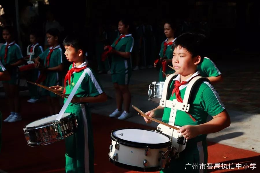 号手,小鼓 大鼓,小镲各司其职 升旗台前 最闪亮的风景线 是鼓号队队员