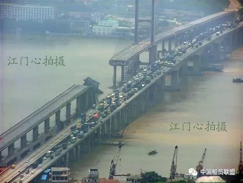 致使该船船头与九江大桥23号桥墩发生触碰,导致九江大桥23 号,24 号
