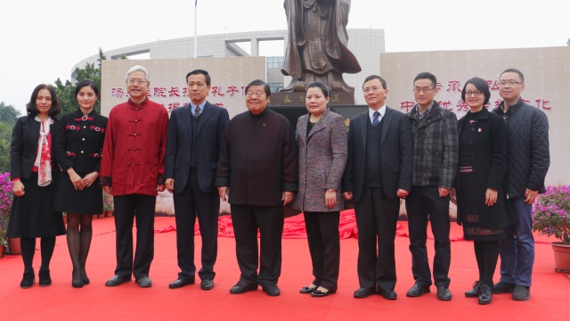 大学党委副书记,纪委书记张强,广州大学副校长吴开俊出席本次揭幕仪式