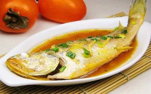 温州人爱吃的黄鱼为何是金黄色的?活的黄鱼你见过吗?
