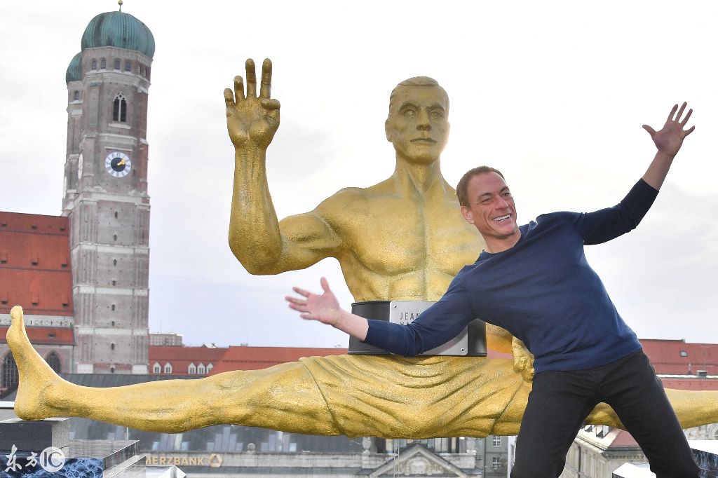 德国慕尼黑:好莱坞动作影星尚格云顿在自己的雕像前表演功夫