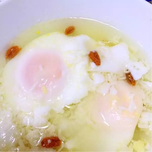 很多内江人都愿意用一碗醪糟荷包蛋开启一天,特别是醪糟粉子蛋,更是