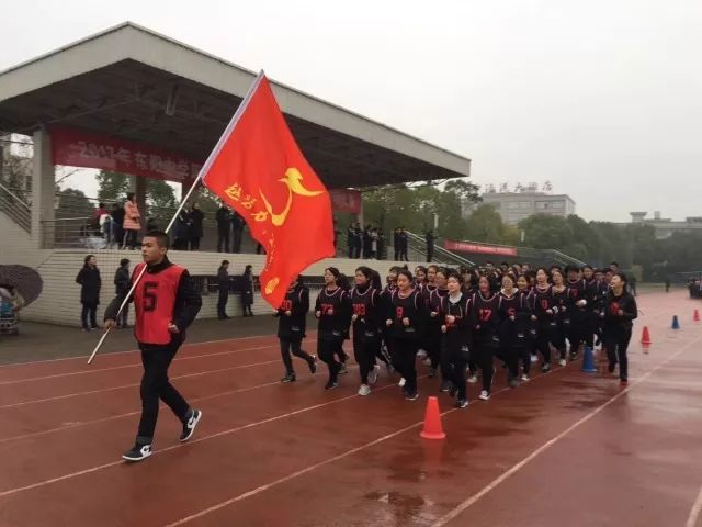 东阳中学党委副书记张华伟对跑操比赛进