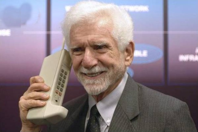 震惊!世界上第一部手机原来长这样!