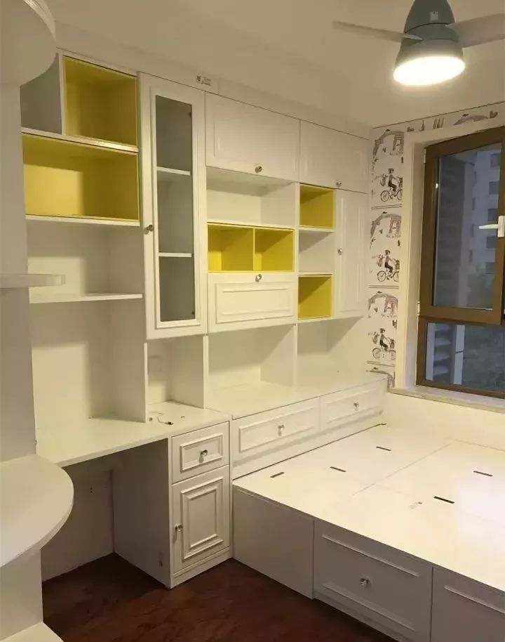如果你家里的空间足够大,打造衣柜与书柜一体式的组合设计,方便而实用