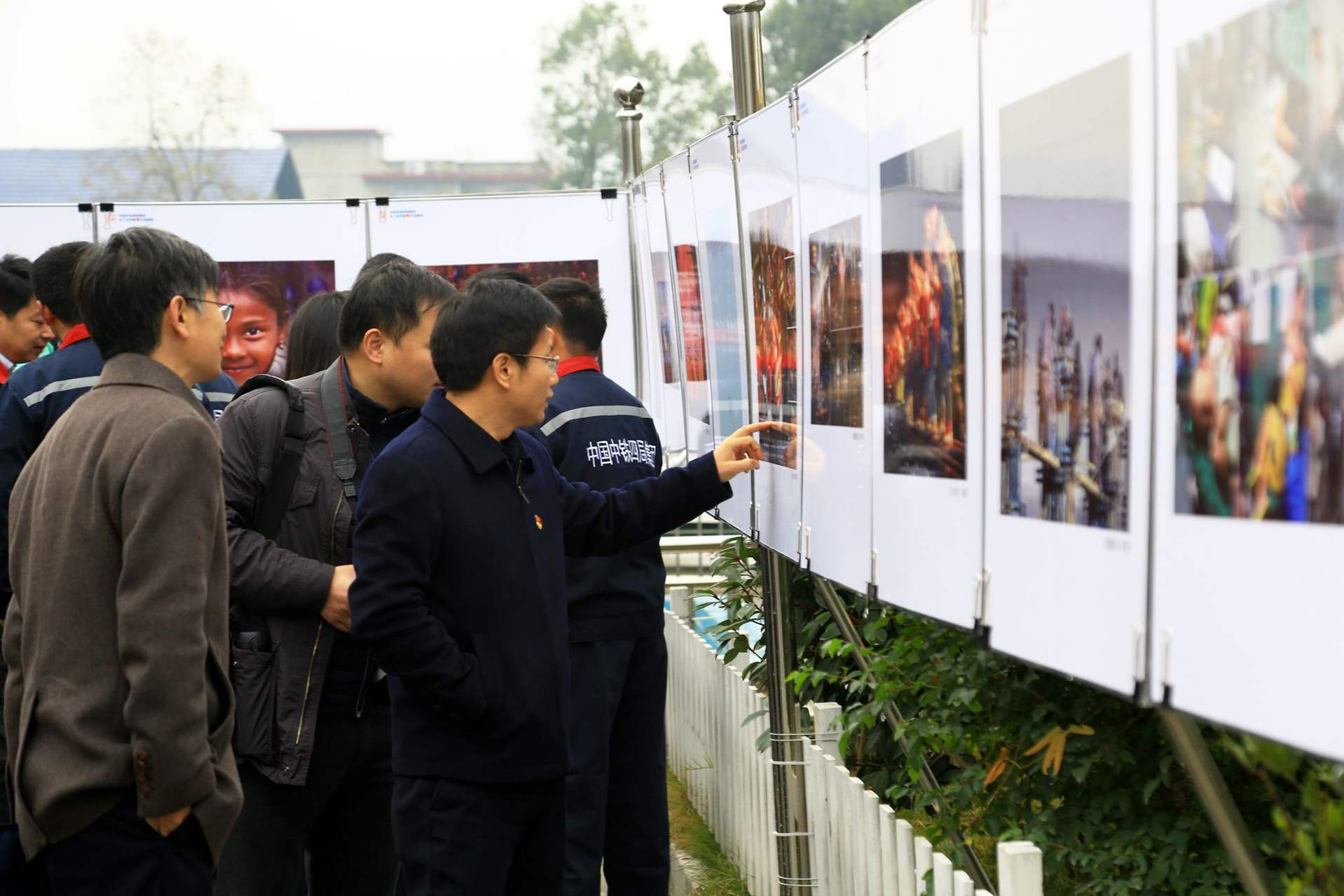 在黔张常铁路四分部,严佐魁一行参观了 项目部幸福农场"我在四局看