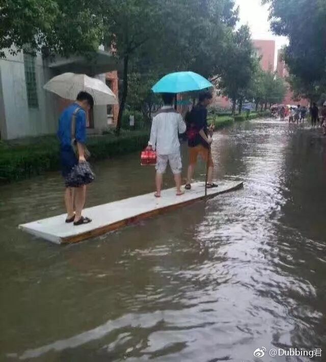 班长有事那天没来,不知道谁想的把班长p上去…… 风雨无阻,发大水神马