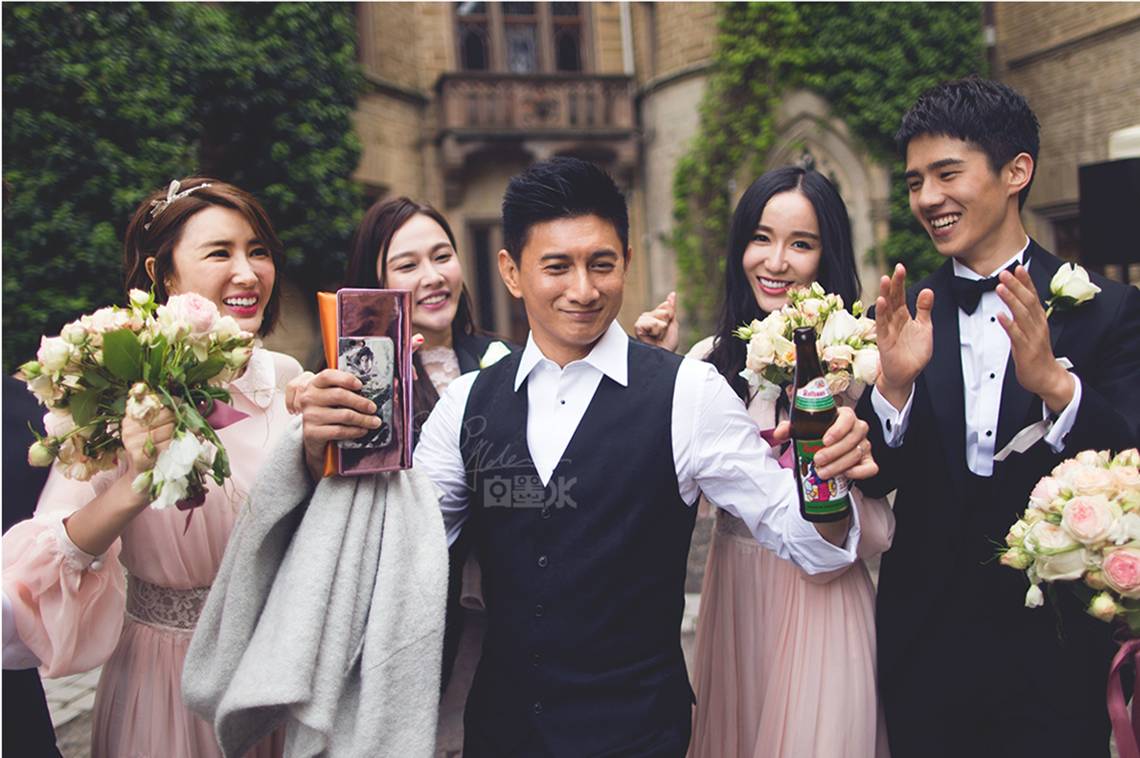 伴郎而且袁弘后面结婚请的婚礼摄影师和四爷也都是同一个说起吴奇隆