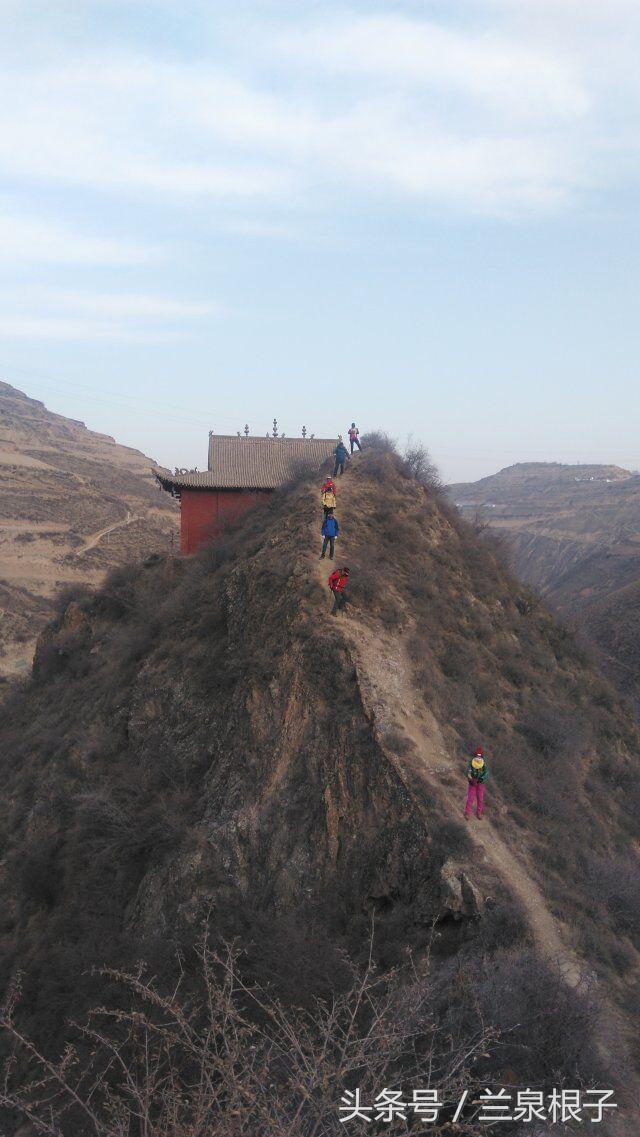 冬天的兰州近郊抱龙山 爬上龙脊图吉祥