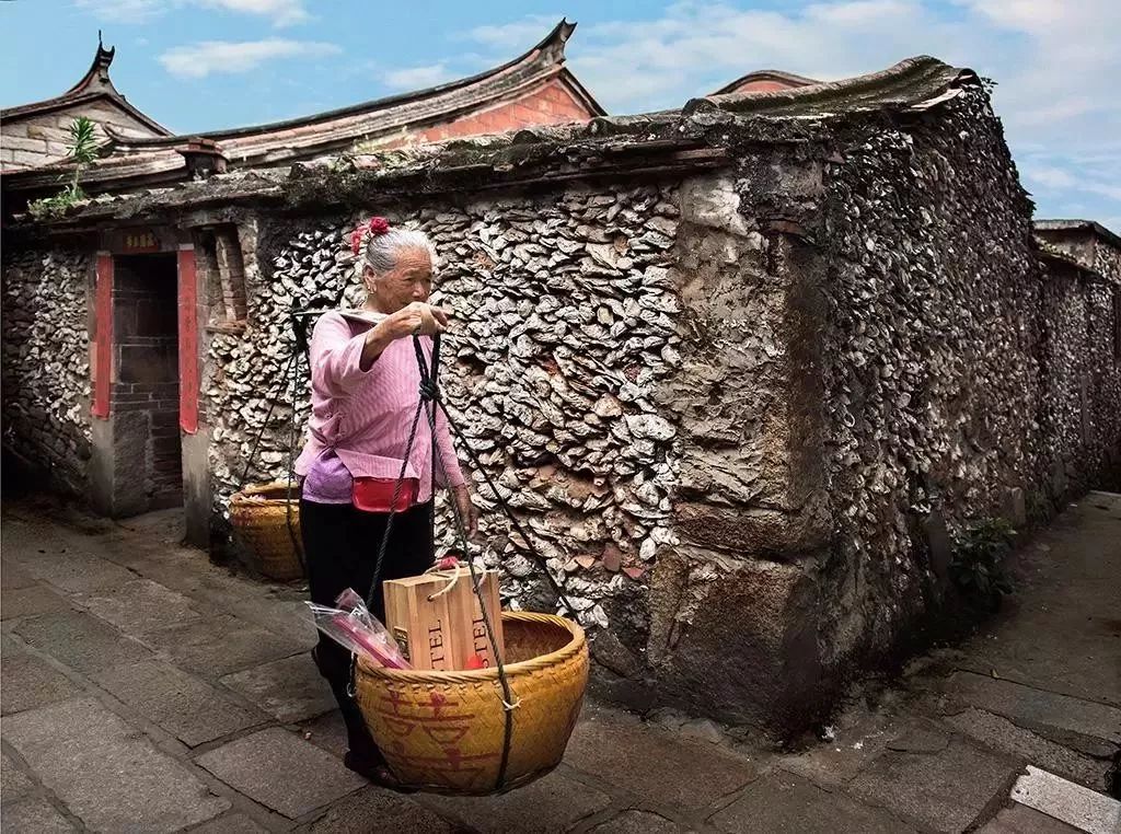 福建三大渔女,特色渔村泉州·蟳埔村蚵壳厝穿越风霜后长着各自不同的