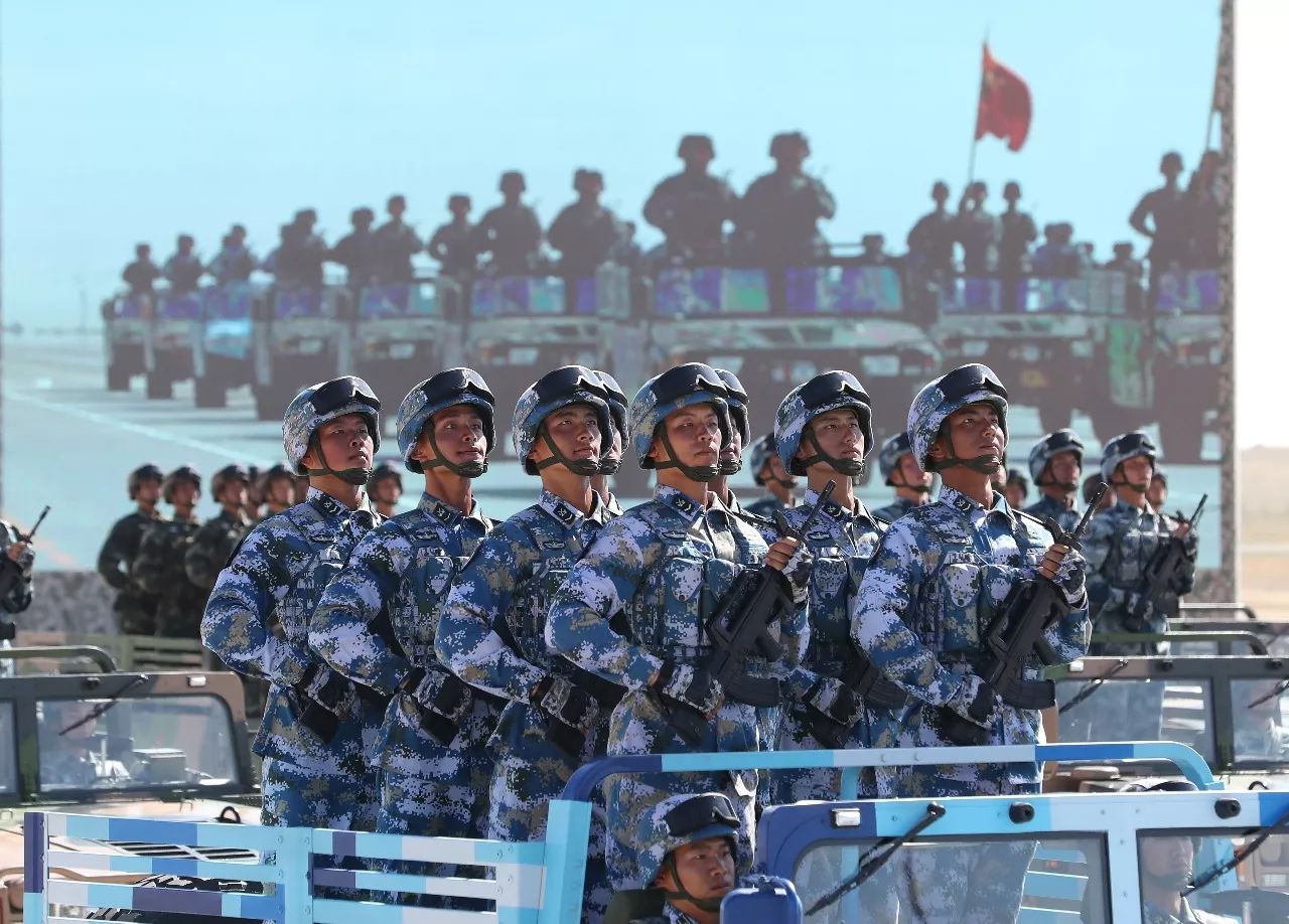 7月30日,庆祝中国人民解放军建军90周年阅兵在朱日和训练基地举行.
