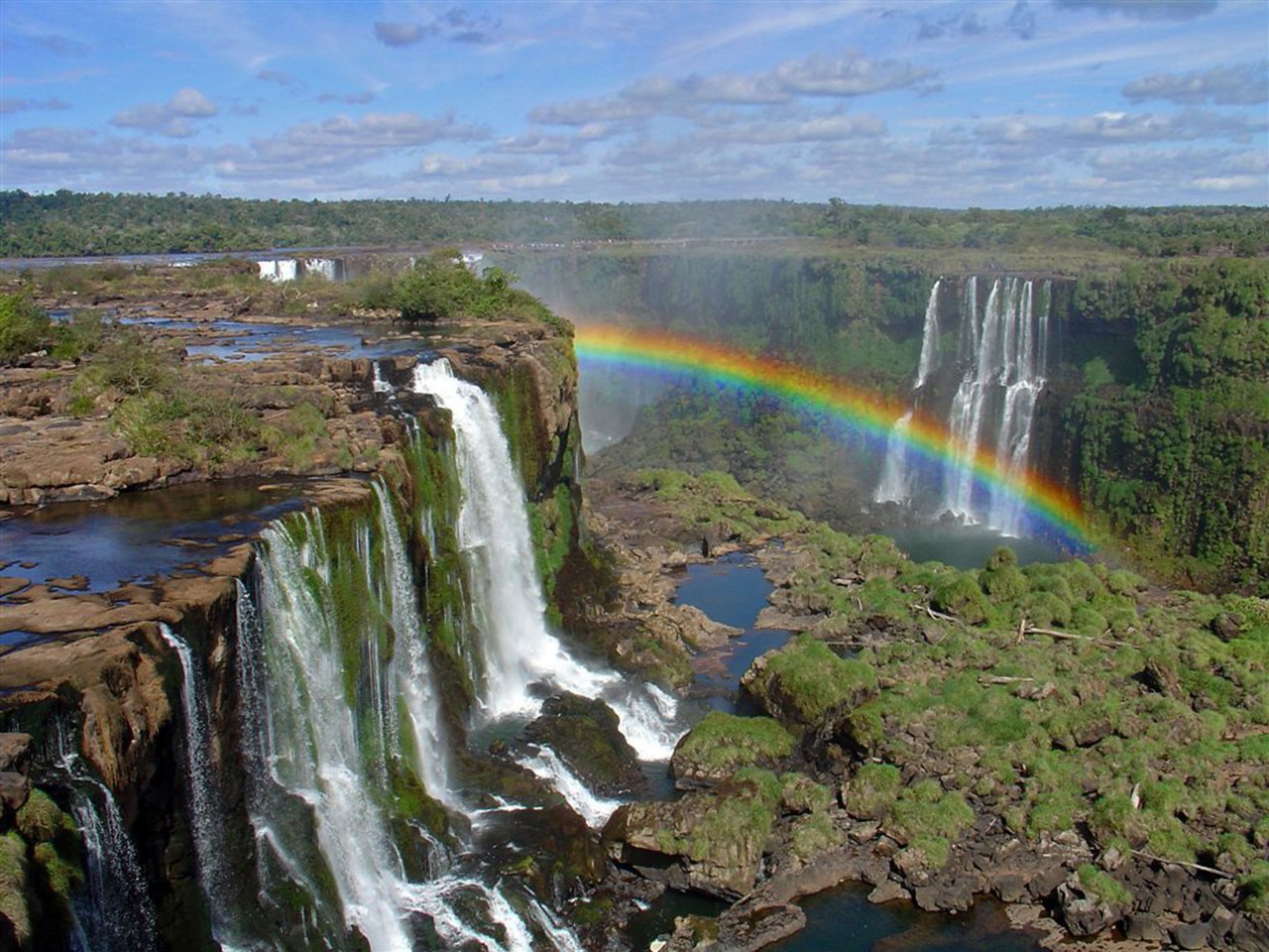 伊瓜苏瀑布上的彩虹( rainbow over iguazu national park)