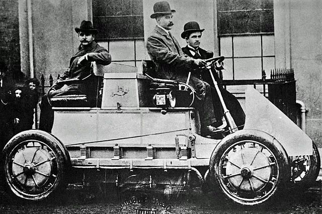 首款混合动力汽车(1901年)