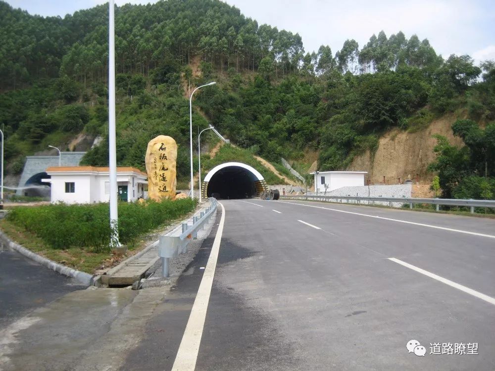 广西灵峰(桂粤界)至八步公路石板尾隧道7大桥采用双向六车道一级公路