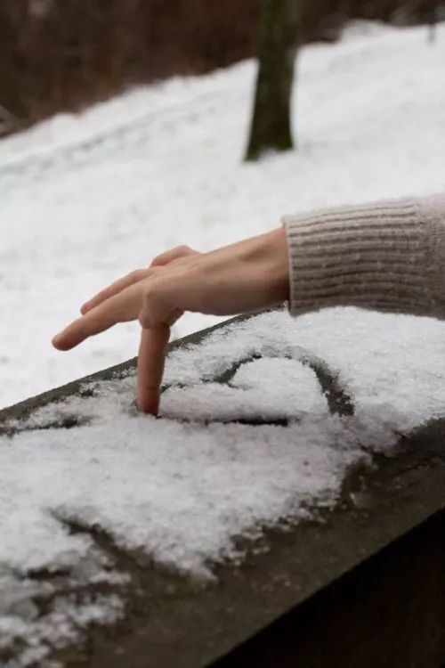 第一个告诉想念的人想把"下雪了"的消息迫不及待去接住一朵雪花不由地