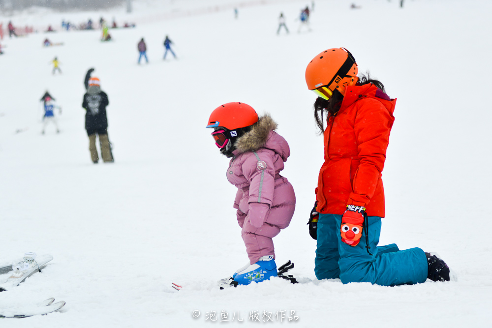 看咱东北的孩子冬天怎么玩儿,三岁萌宝已经在玩双板滑雪极限运动了