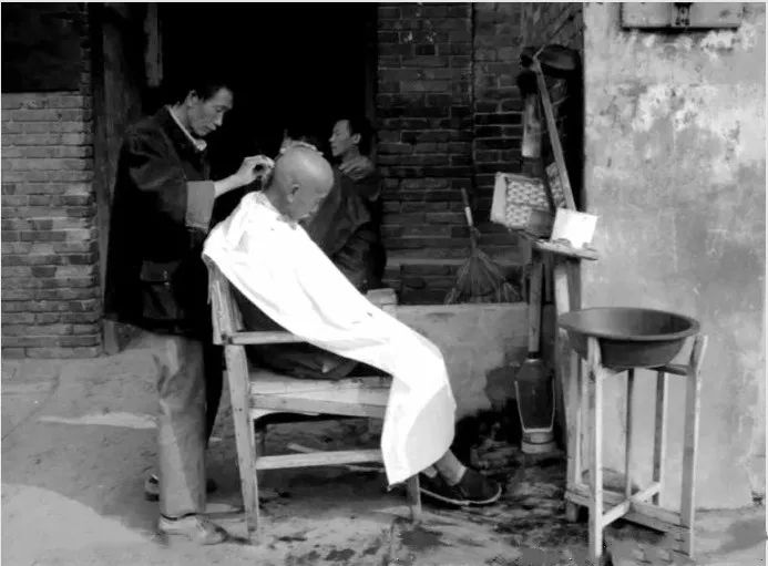 刮胡子,剃头,那时的理发店师傅可是真正的"手艺人"
