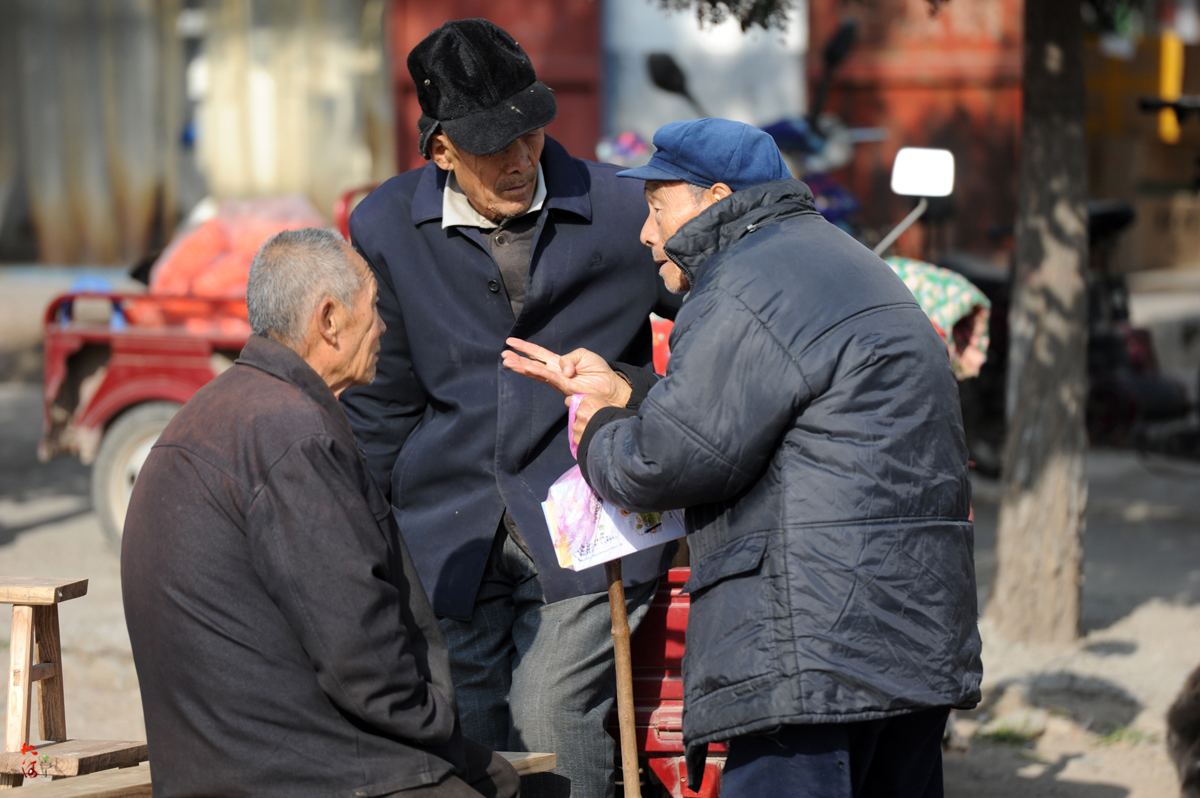 农村老人在家无人说话,集市上找朋友