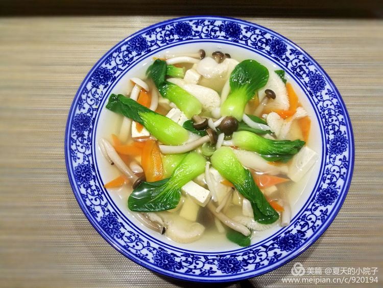 菌菇蔬菜豆腐汤将调好的料汁和菠菜木耳拌匀即可食用适量盐 米醋 姜蒜
