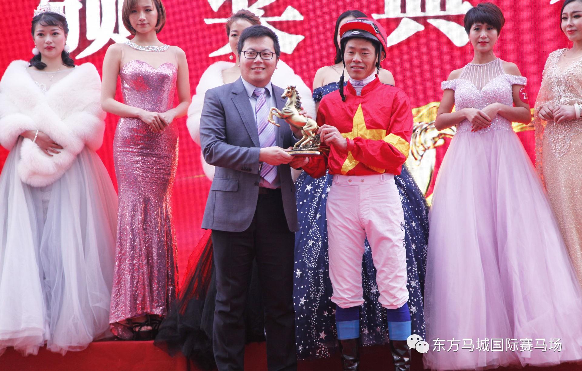 骑师陈成获得2017年度武汉赛马俱乐部"优秀骑师"称号,练马师刘学获得