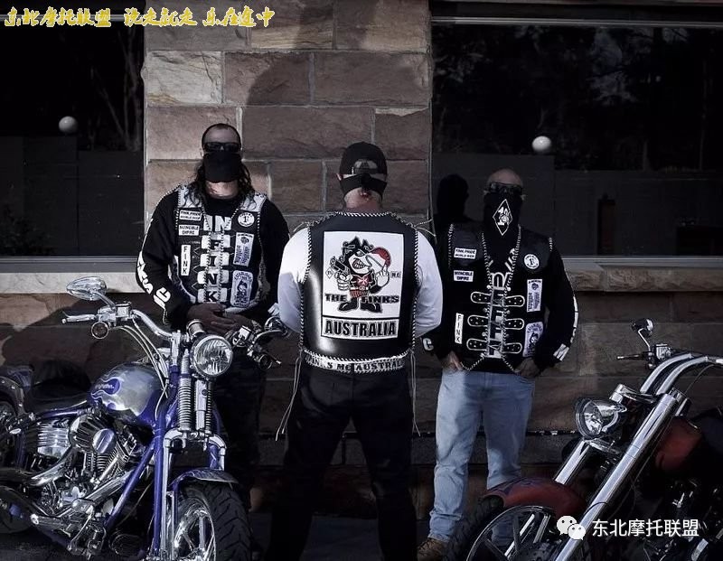 正文  比基帮派(bikie gang)是常年活跃于澳大利亚悉尼市的一个摩托车