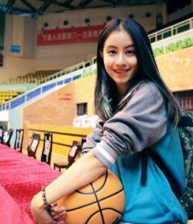 杨舒越杨舒越是北京巅峰篮球宝贝啦啦队队长,同时她还有另外一个身份