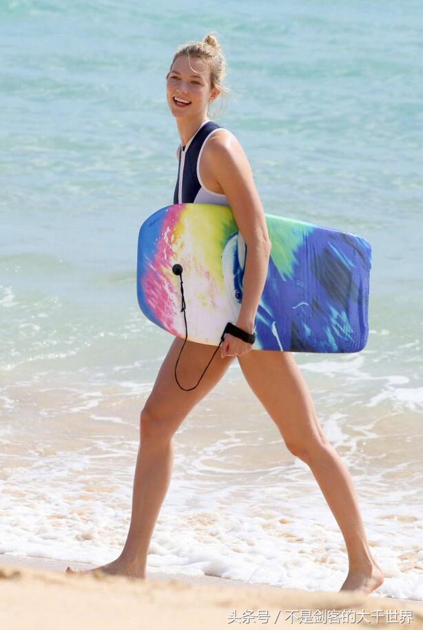 维密天使卡莉·克劳斯夏威夷海滩冲浪拍照,她的笑容格外甘甜