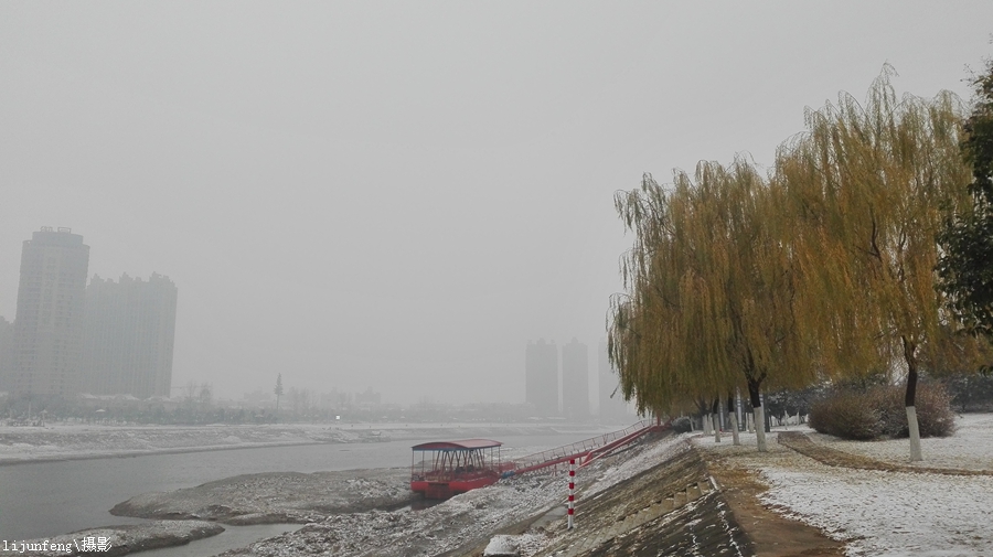 漯河今冬首场人工增雪,手机实拍雪景点缀沙澧风光甚是迷人!