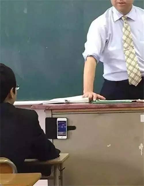 每日内涵:上课玩手机的高端技能，学生党必学!_搜狐搞笑_搜狐网