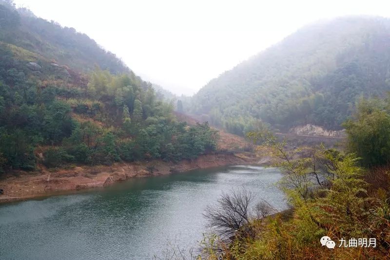 隐在冬日雨雾中的山村—兰峰村