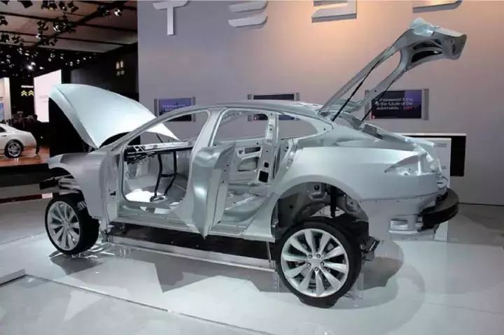 全铝车身的特斯拉电动汽车