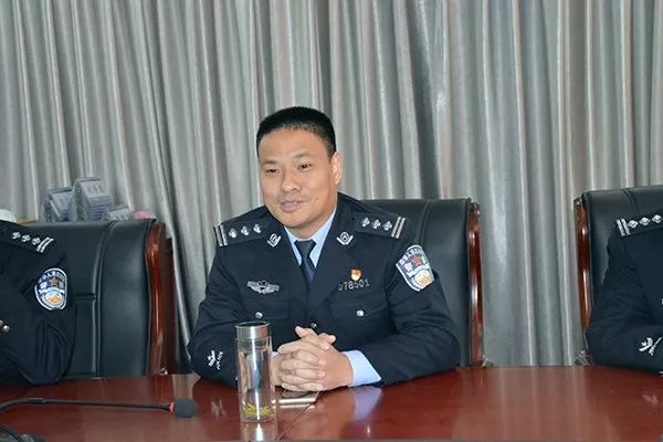 崇义县公安局举行人民警察职业荣誉仪式