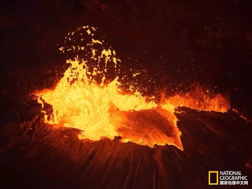 熔岩爆发溅向空中.