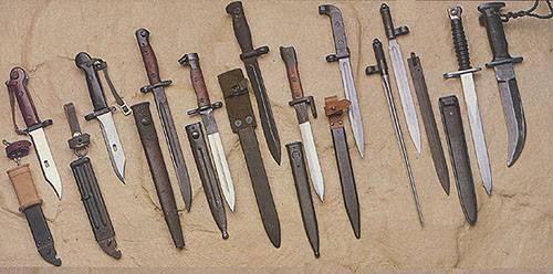 从左到右依次为:苏联akm步枪的刺刀及其刀鞘,捷克akm步枪的刺刀及其