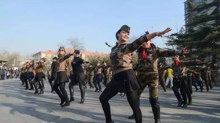 水兵舞混搭怎么做_最漂亮的水兵舞服装(3)