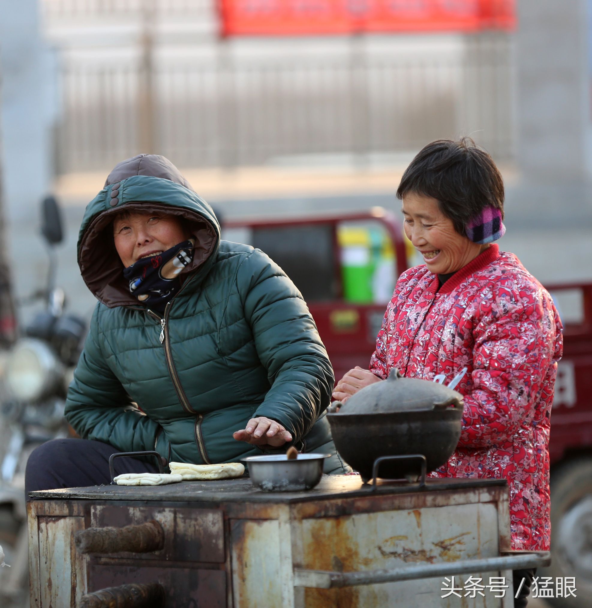 郑州街头卖传统火烧的小摊排起长队 人多时一饼难求-大河新闻