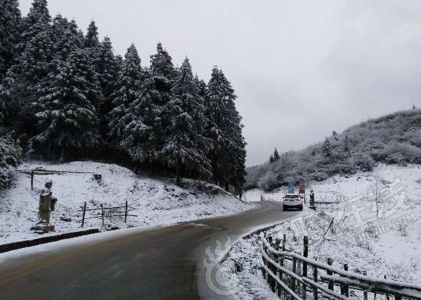 游戏 正文 难怪这两天涪风君感觉天气异常寒冷 原来是武陵山又下雪了